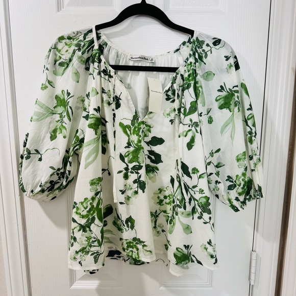 Abercrombie & Fitch Tops - NWT Abercrombie & Fitch Floral Peasant Top XS
